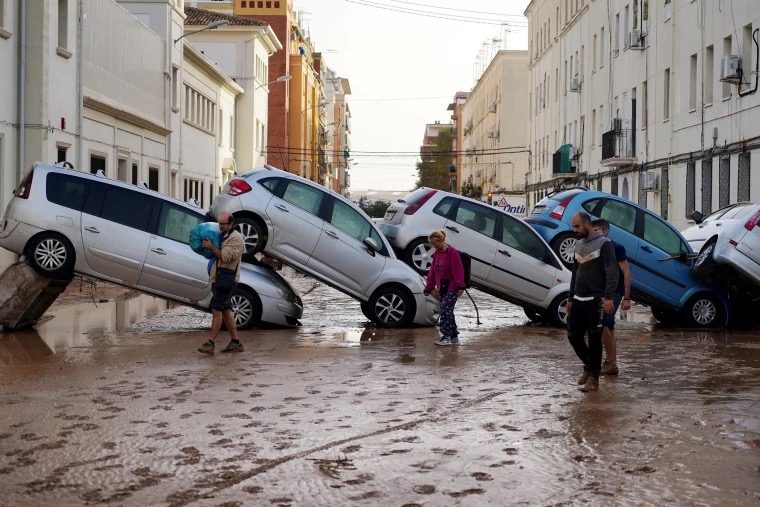 Cars pile up after being washed away in Spains flood.