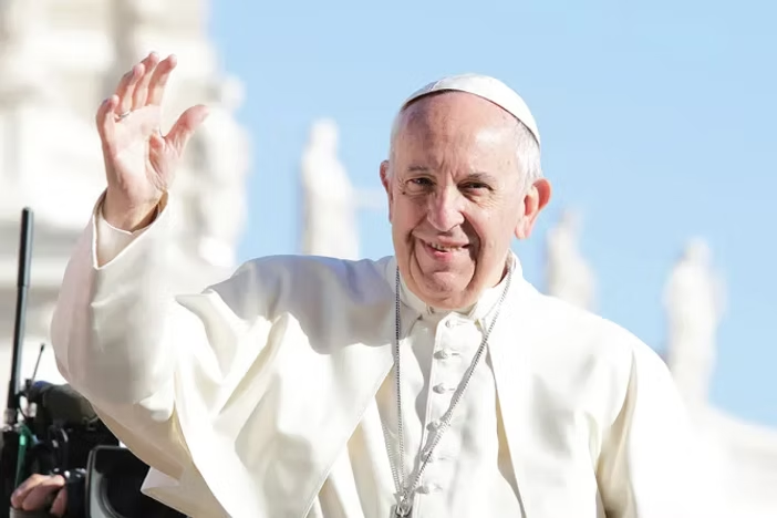 Pope Francis waving at the people at st. Peter's Square, Oct 6. 2024.