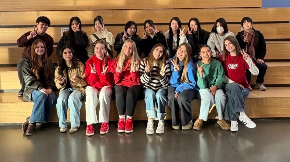 Japanese Exchange students and Sam Barlow High School students take a picture all together in the Sam Barlow commons on November 14th.