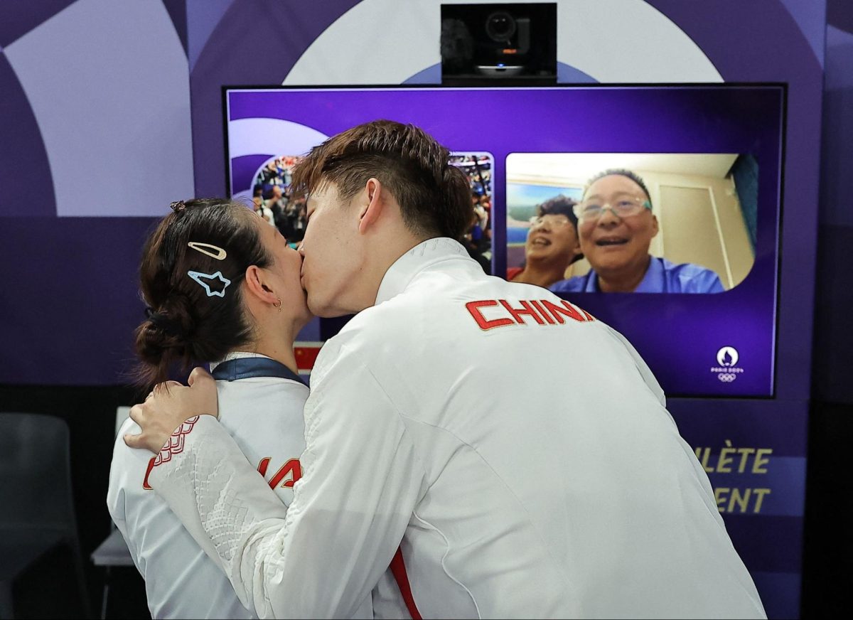 Image taken of Liu Yuchen and Huang Yaqiong after Liu Yuchen proposing